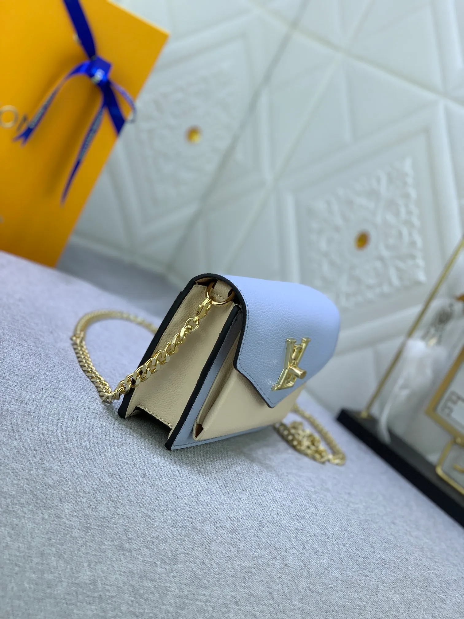 All Categories Official Website "Brand Women's Bags" Women's Bags 💙 LV This Mylockme Pochette chain bag is made of soft cow leather and continues the core elements of the Lockme series with an envelope-style flap, front pocket and LV letter hook. The trendy construction is suitable for storing mobile phones and other essentials, and the long chain allows for shoulder or cross-body wear. Detailed