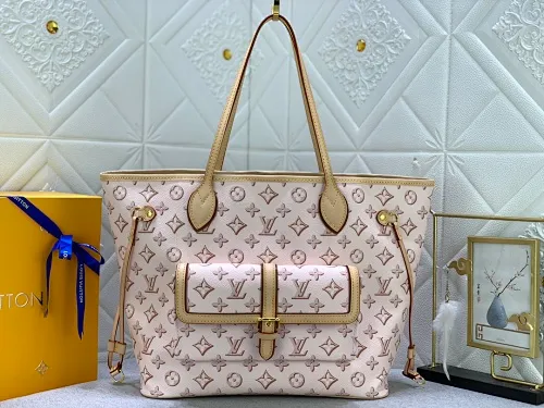 All Categories Official Website "Brand Women's Bags" Women's Bags 💙 LV upgraded original version [NEVERFULL Medium Handbag] (new silk screen shopping bag) The classic lines of the Never full MM handbag are made of colorful Monogram canvas and external front pockets, giving it a retro feel. Gold hardware - including pocket buckles - and leather