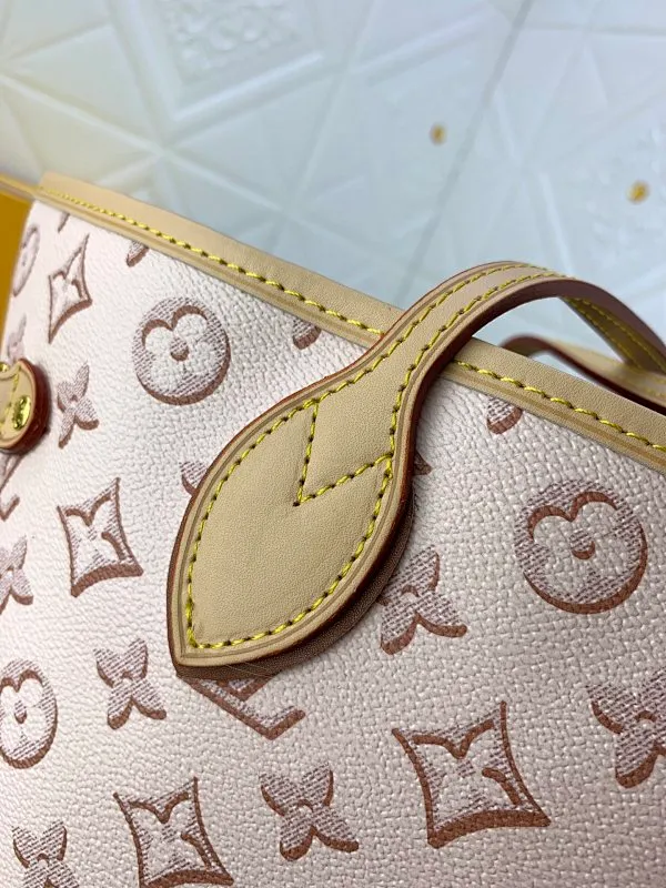 All Categories Official Website "Brand Women's Bags" Women's Bags 💙 LV upgraded original version [NEVERFULL Medium Handbag] (new silk screen shopping bag) The classic lines of the Never full MM handbag are made of colorful Monogram canvas and external front pockets, giving it a retro feel. Gold hardware - including pocket buckles - and leather