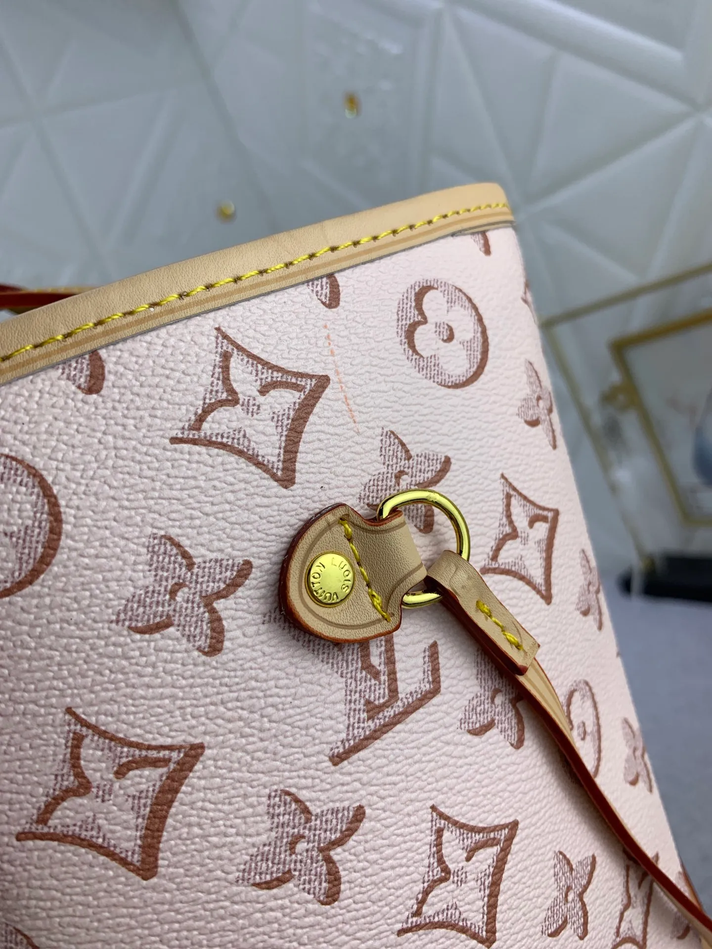 All Categories Official Website "Brand Women's Bags" Women's Bags 💙 LV upgraded original version [NEVERFULL Medium Handbag] (new silk screen shopping bag) The classic lines of the Never full MM handbag are made of colorful Monogram canvas and external front pockets, giving it a retro feel. Gold hardware - including pocket buckles - and leather