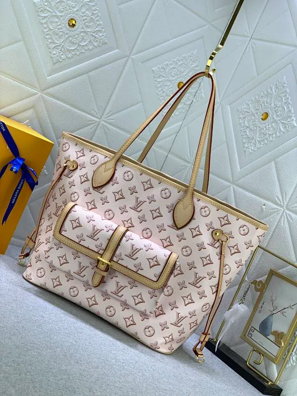 All Categories Official Website "Brand Women's Bags" Women's Bags 💙 LV upgraded original version [NEVERFULL Medium Handbag] (new silk screen shopping bag) The classic lines of the Never full MM handbag are made of colorful Monogram canvas and external front pockets, giving it a retro feel. Gold hardware - including pocket buckles - and leather