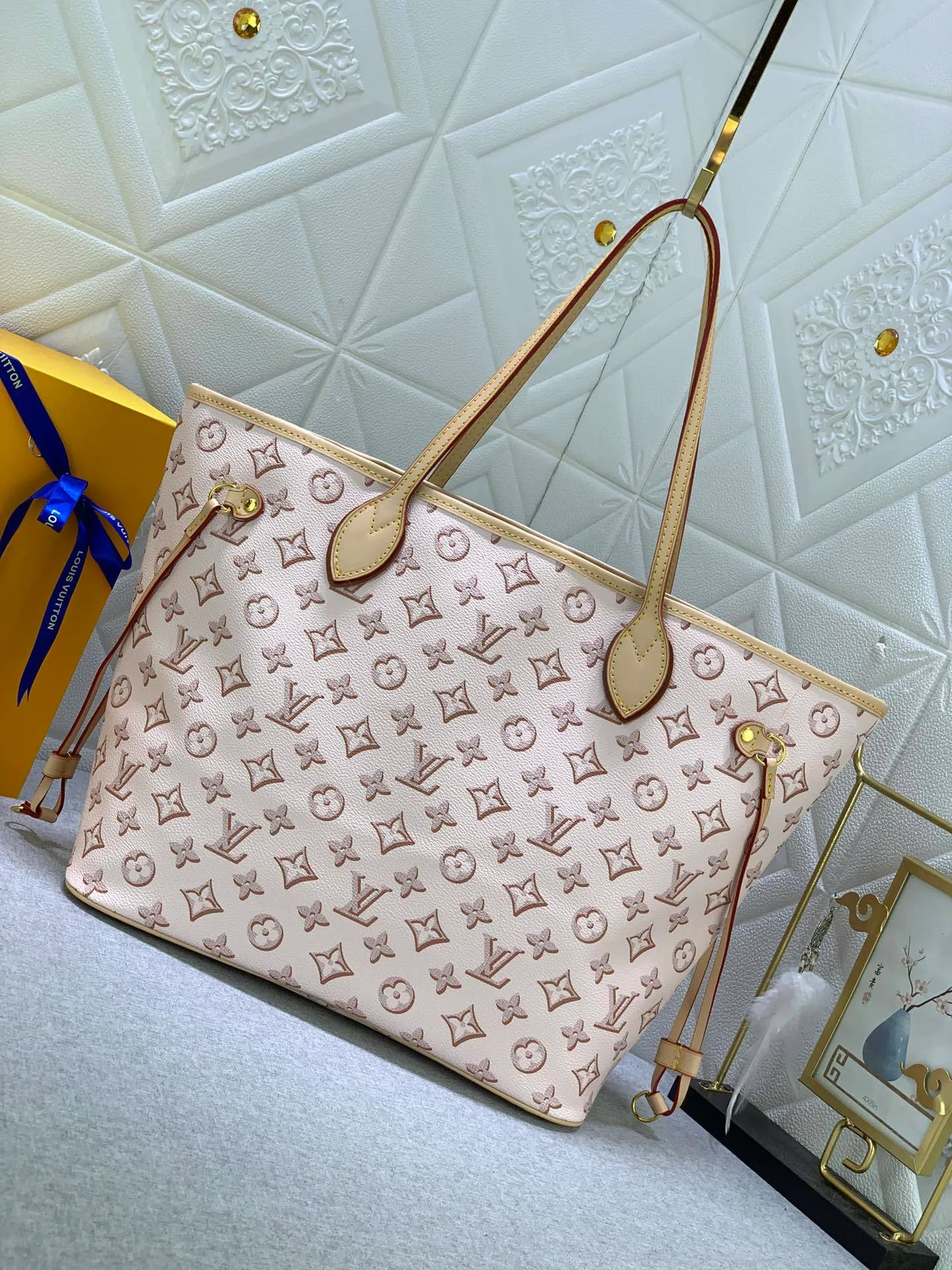 All Categories Official Website "Brand Women's Bags" Women's Bags 💙 LV upgraded original version [NEVERFULL Medium Handbag] (new silk screen shopping bag) The classic lines of the Never full MM handbag are made of colorful Monogram canvas and external front pockets, giving it a retro feel. Gold hardware - including pocket buckles - and leather