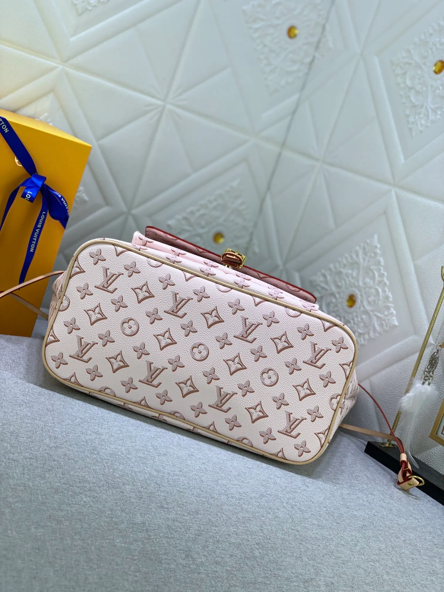 All Categories Official Website "Brand Women's Bags" Women's Bags 💙 LV upgraded original version [NEVERFULL Medium Handbag] (new silk screen shopping bag) The classic lines of the Never full MM handbag are made of colorful Monogram canvas and external front pockets, giving it a retro feel. Gold hardware - including pocket buckles - and leather