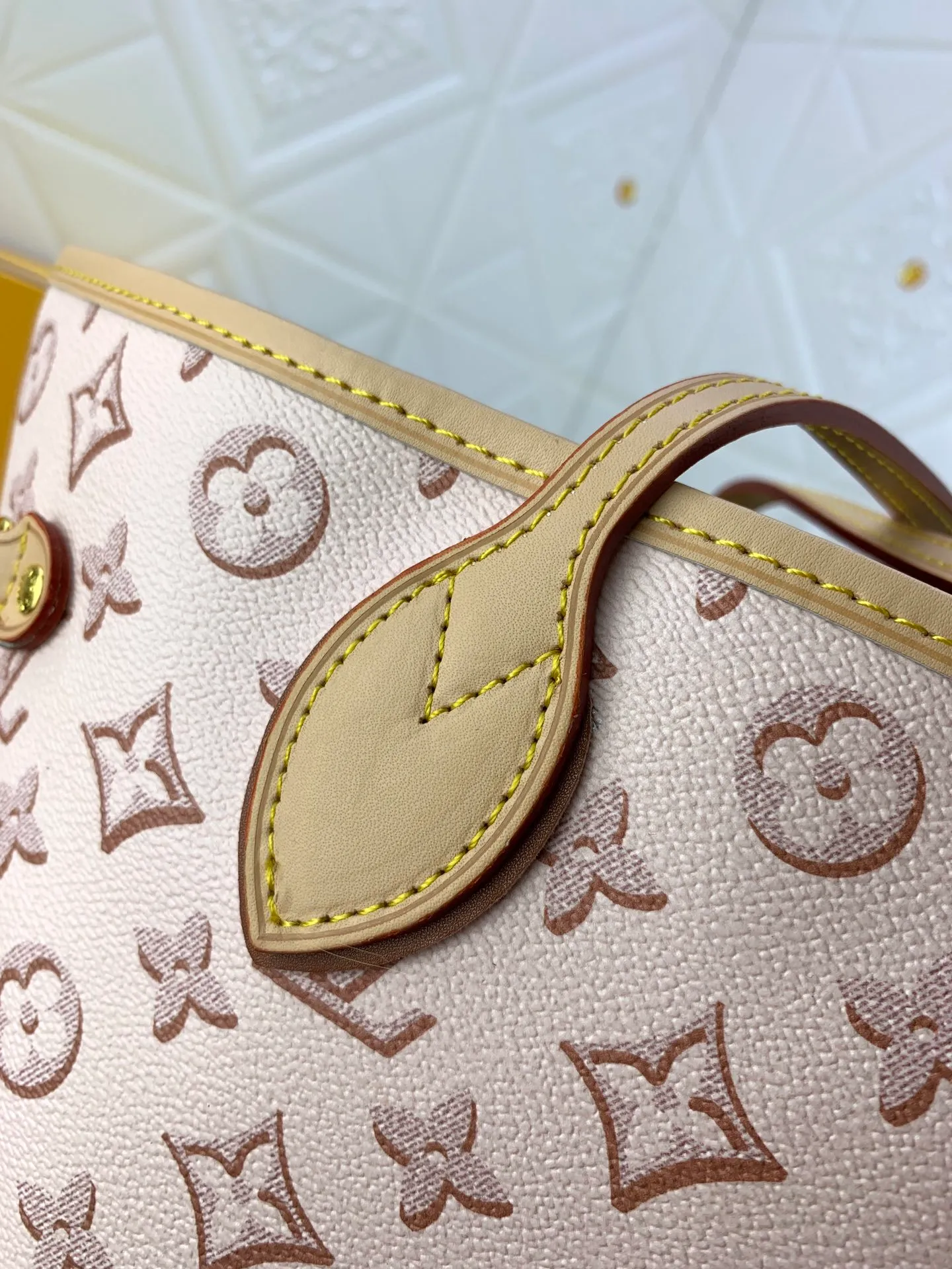 All Categories Official Website "Brand Women's Bags" Women's Bags 💙 LV upgraded original version [NEVERFULL Medium Handbag] (new silk screen shopping bag) The classic lines of the Never full MM handbag are made of colorful Monogram canvas and external front pockets, giving it a retro feel. Gold hardware - including pocket buckles - and leather
