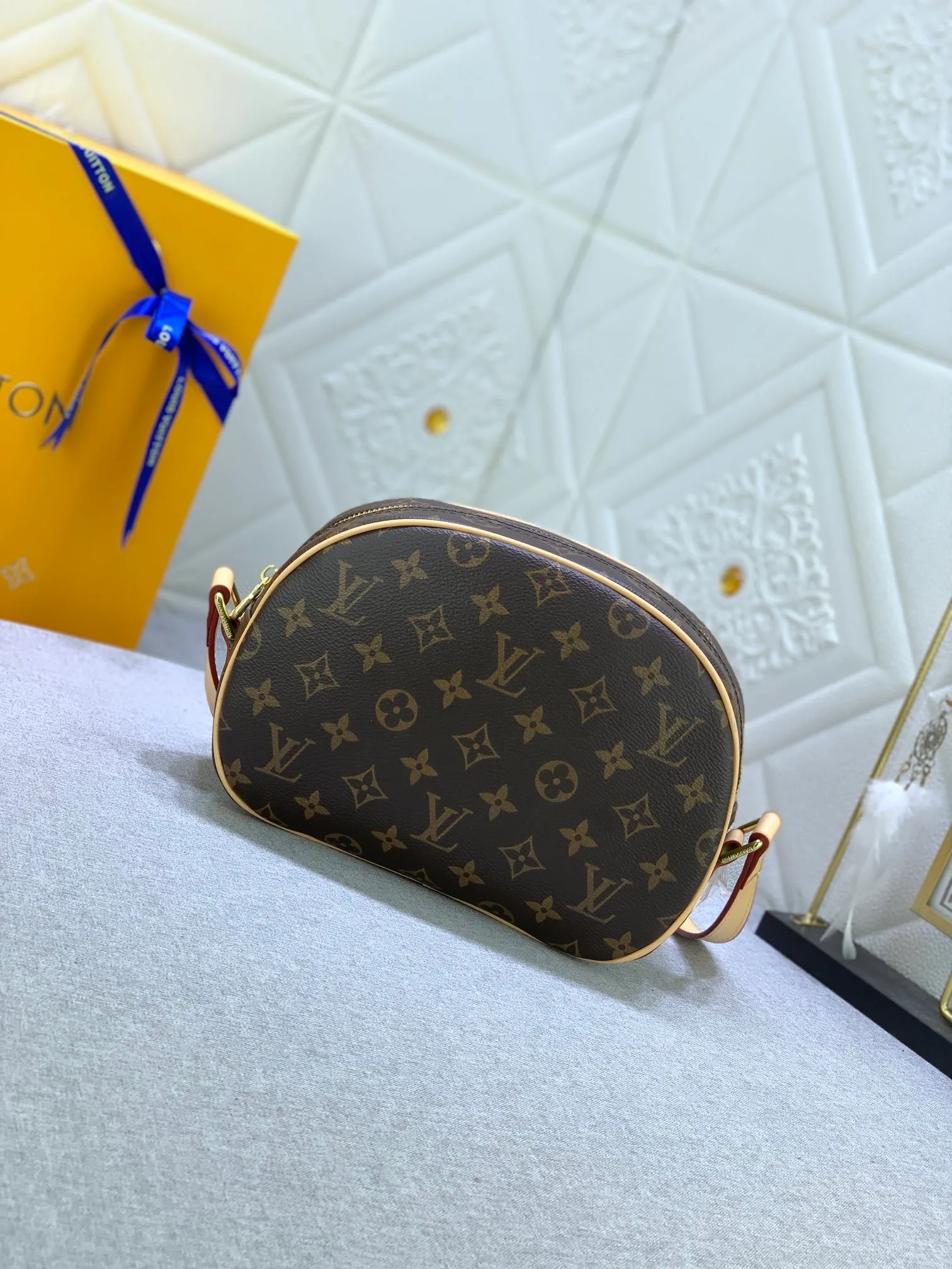All Categories Official Website "Brand Women's Bags" Women's Bags 💙 LV Upgraded Original Vintage Second-hand Series Satchel Bags The round and cute second-hand style is here again. Commonly known as apple bags, steamed bun bags, horseshoe bags, the streamlined bag body is soft and you will like it. It is still the classic Monogram presbyopic series, very! Real leather lining that can be packed very well. The capacity is great and the size is great.