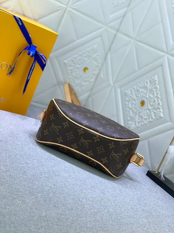 All Categories Official Website "Brand Women's Bags" Women's Bags 💙 LV Upgraded Original Vintage Second-hand Series Satchel Bags The round and cute second-hand style is here again. Commonly known as apple bags, steamed bun bags, horseshoe bags, the streamlined bag body is soft and you will like it. It is still the classic Monogram presbyopic series, very! Real leather lining that can be packed very well. The capacity is great and the size is great.