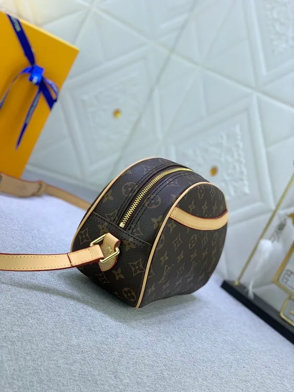 All Categories Official Website "Brand Women's Bags" Women's Bags 💙 LV Upgraded Original Vintage Second-hand Series Satchel Bags The round and cute second-hand style is here again. Commonly known as apple bags, steamed bun bags, horseshoe bags, the streamlined bag body is soft and you will like it. It is still the classic Monogram presbyopic series, very! Real leather lining that can be packed very well. The capacity is great and the size is great.