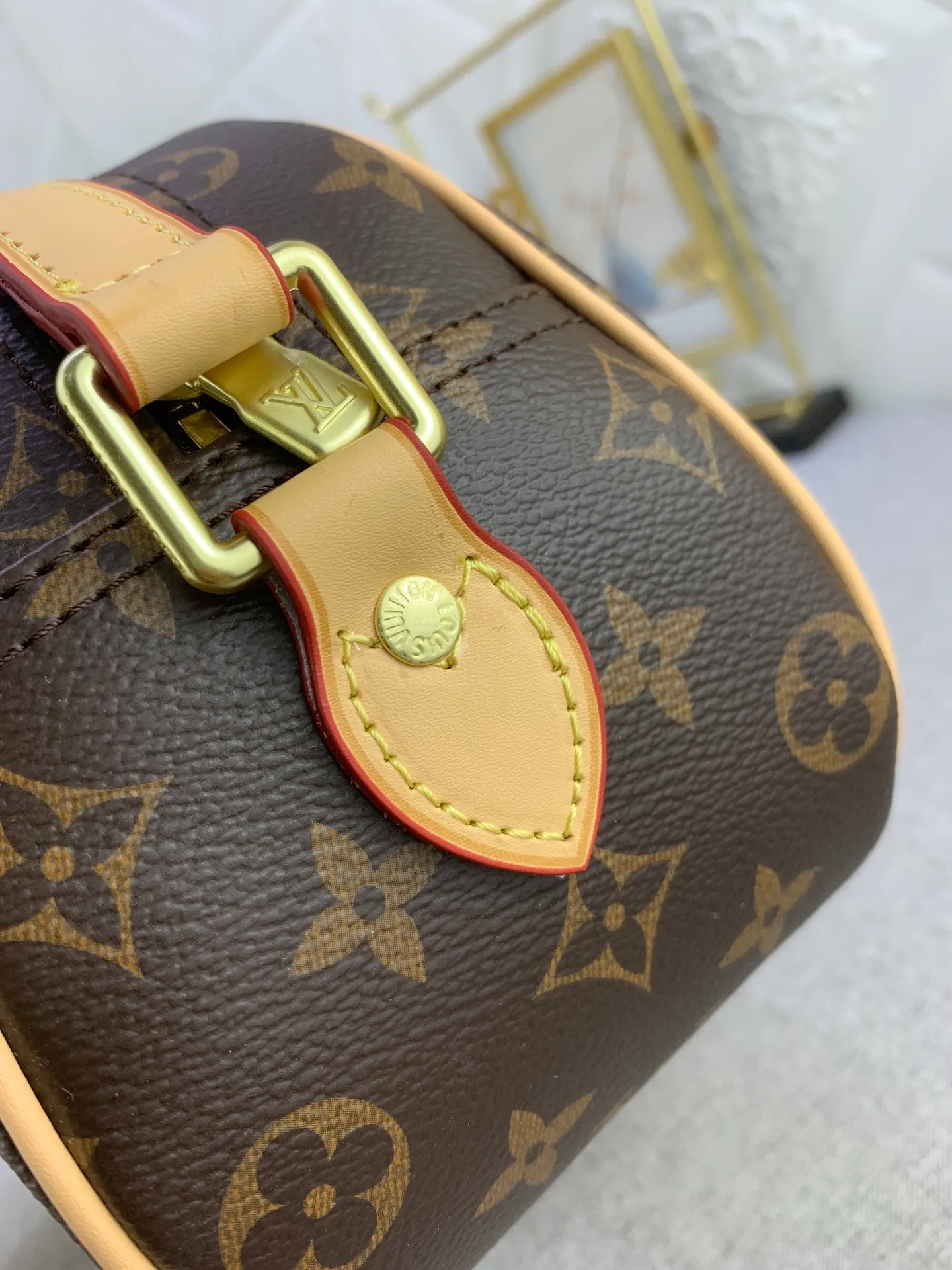 All Categories Official Website "Brand Women's Bags" Women's Bags 💙 LV Upgraded Original Vintage Second-hand Series Satchel Bags The round and cute second-hand style is here again. Commonly known as apple bags, steamed bun bags, horseshoe bags, the streamlined bag body is soft and you will like it. It is still the classic Monogram presbyopic series, very! Real leather lining that can be packed very well. The capacity is great and the size is great.