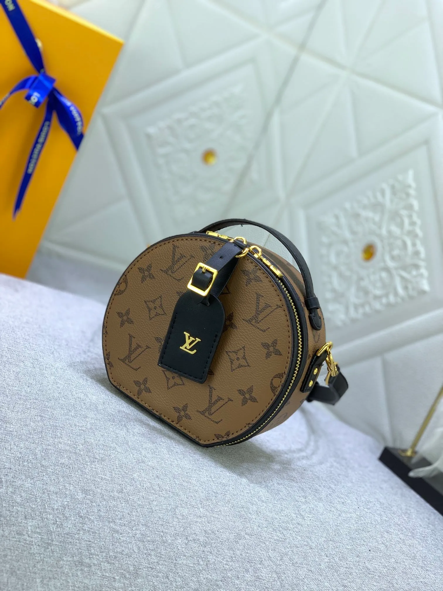 All Categories Official Website "Brand Women's Bags" Women's Bags 💙 LV upgraded original large size [Mini Boite Chapeaux Handbag] Round cake bag, a perfect replacement for hard round cakes, and more delicate than soft round cakes. This new round cake is particularly beautiful, and can also be used as a waist bag. It is super beautiful. Size: 17×15×7.5