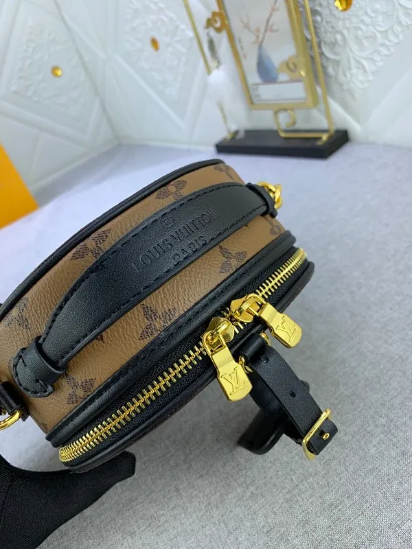 All Categories Official Website "Brand Women's Bags" Women's Bags 💙 LV upgraded original large size [Mini Boite Chapeaux Handbag] Round cake bag, a perfect replacement for hard round cakes, and more delicate than soft round cakes. This new round cake is particularly beautiful, and can also be used as a waist bag. It is super beautiful. Size: 17×15×7.5