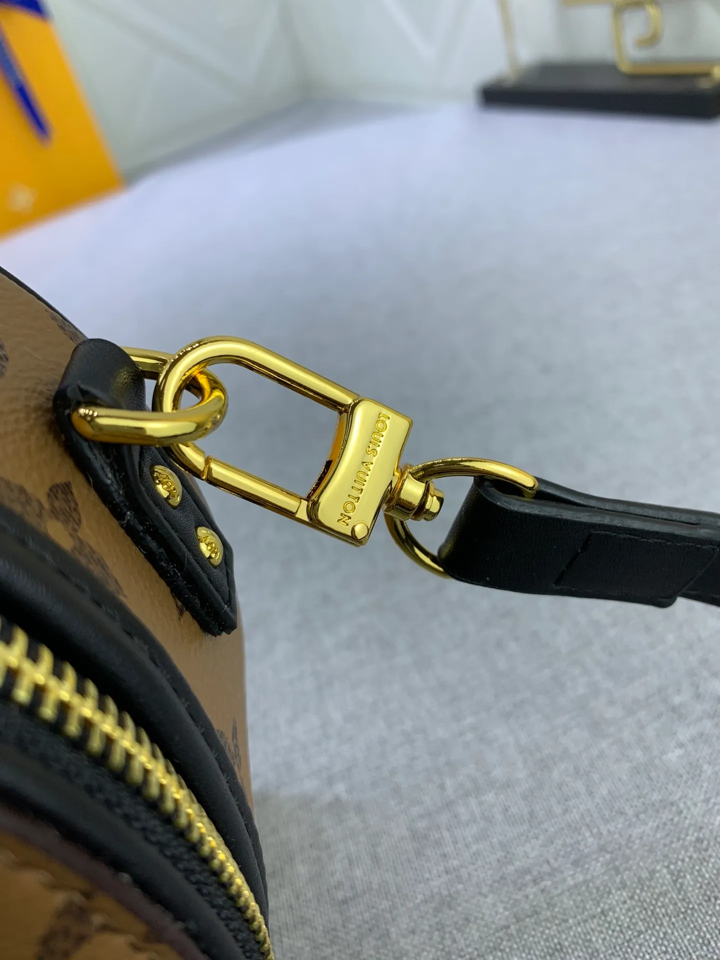 All Categories Official Website "Brand Women's Bags" Women's Bags 💙 LV upgraded original large size [Mini Boite Chapeaux Handbag] Round cake bag, a perfect replacement for hard round cakes, and more delicate than soft round cakes. This new round cake is particularly beautiful, and can also be used as a waist bag. It is super beautiful. Size: 17×15×7.5