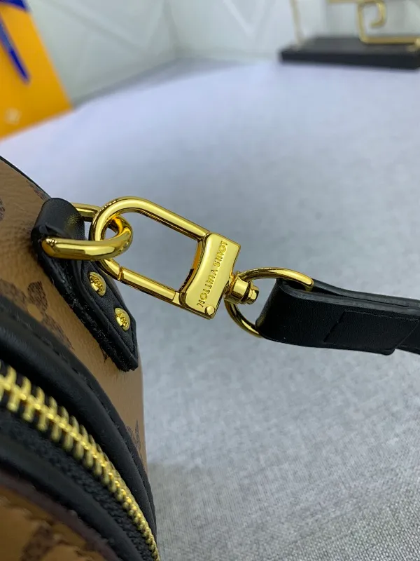 All Categories Official Website "Brand Women's Bags" Women's Bags 💙 LV upgraded original large size [Mini Boite Chapeaux Handbag] Round cake bag, a perfect replacement for hard round cakes, and more delicate than soft round cakes. This new round cake is particularly beautiful, and can also be used as a waist bag. It is super beautiful. Size: 17×15×7.5