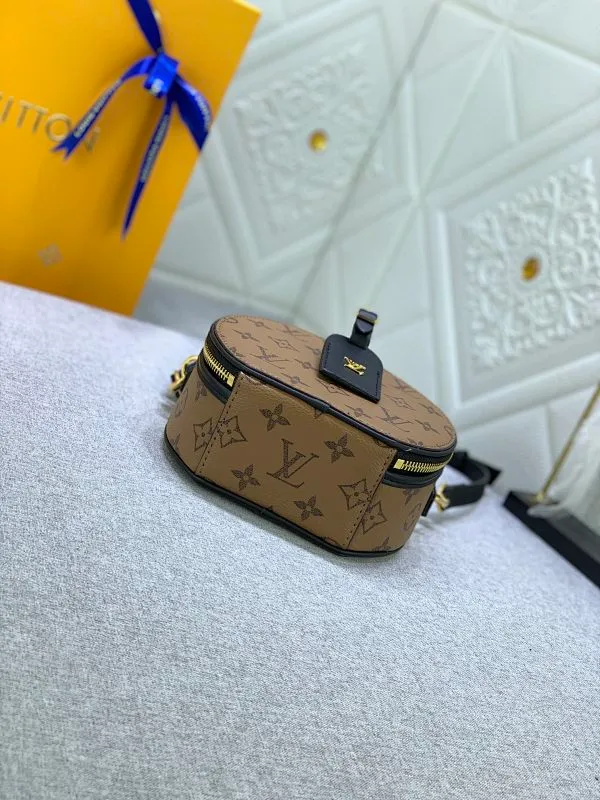 All Categories Official Website "Brand Women's Bags" Women's Bags 💙 LV upgraded original large size [Mini Boite Chapeaux Handbag] Round cake bag, a perfect replacement for hard round cakes, and more delicate than soft round cakes. This new round cake is particularly beautiful, and can also be used as a waist bag. It is super beautiful. Size: 17×15×7.5