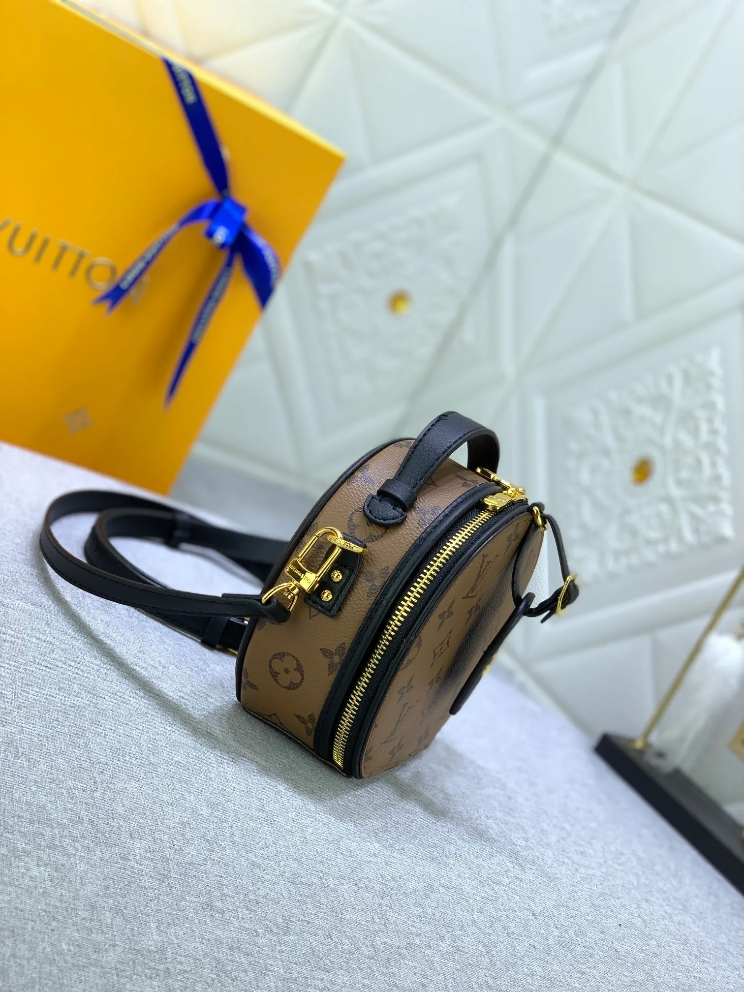 All Categories Official Website "Brand Women's Bags" Women's Bags 💙 LV upgraded original large size [Mini Boite Chapeaux Handbag] Round cake bag, a perfect replacement for hard round cakes, and more delicate than soft round cakes. This new round cake is particularly beautiful, and can also be used as a waist bag. It is super beautiful. Size: 17×15×7.5