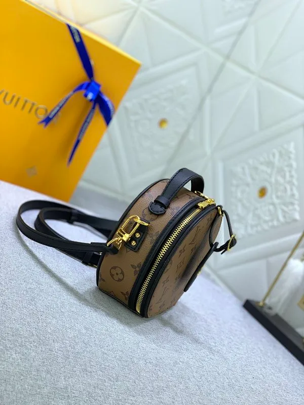 All Categories Official Website "Brand Women's Bags" Women's Bags 💙 LV upgraded original large size [Mini Boite Chapeaux Handbag] Round cake bag, a perfect replacement for hard round cakes, and more delicate than soft round cakes. This new round cake is particularly beautiful, and can also be used as a waist bag. It is super beautiful. Size: 17×15×7.5