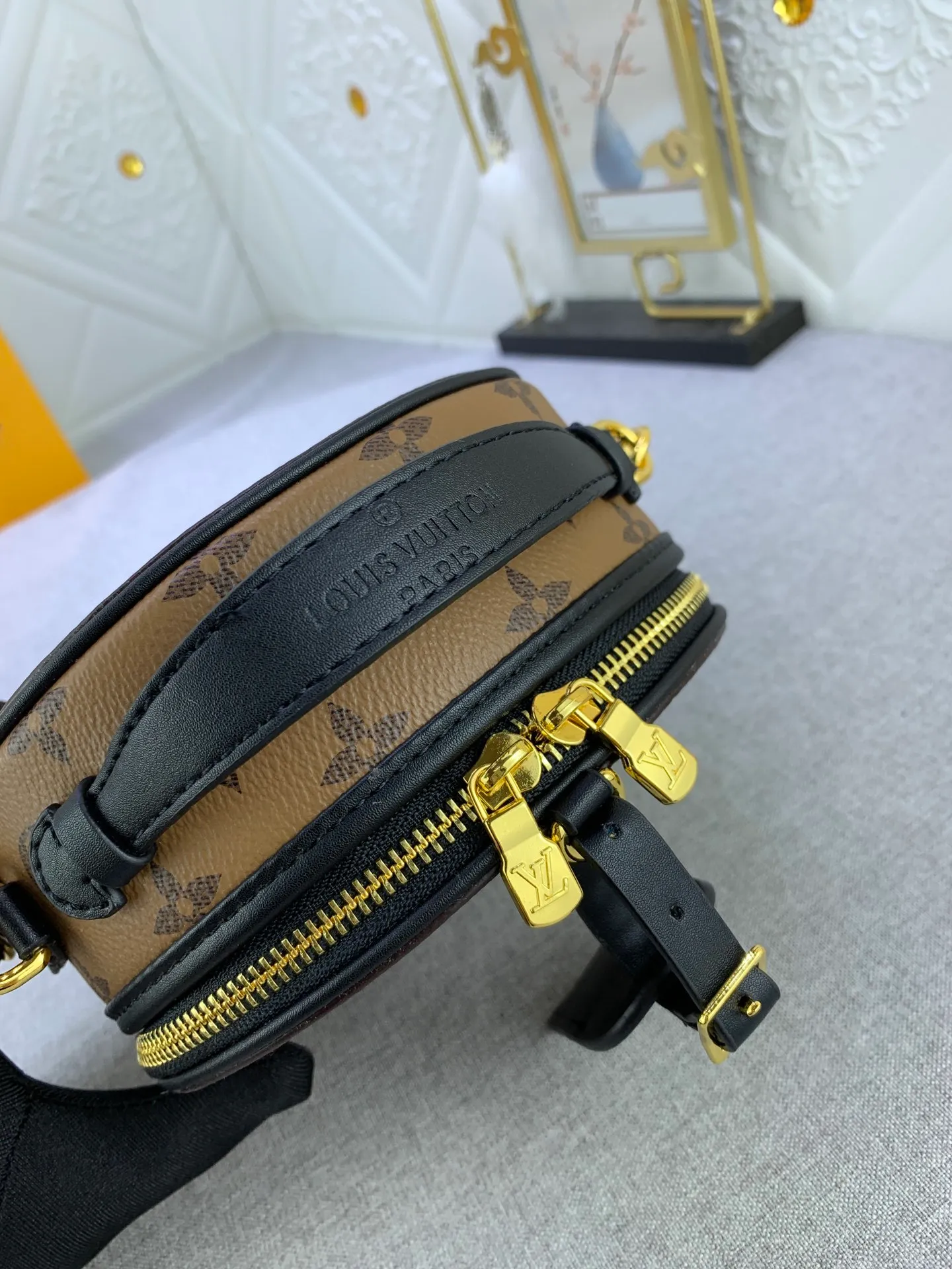 All Categories Official Website "Brand Women's Bags" Women's Bags 💙 LV upgraded original large size [Mini Boite Chapeaux Handbag] Round cake bag, a perfect replacement for hard round cakes, and more delicate than soft round cakes. This new round cake is particularly beautiful, and can also be used as a waist bag. It is super beautiful. Size: 17×15×7.5