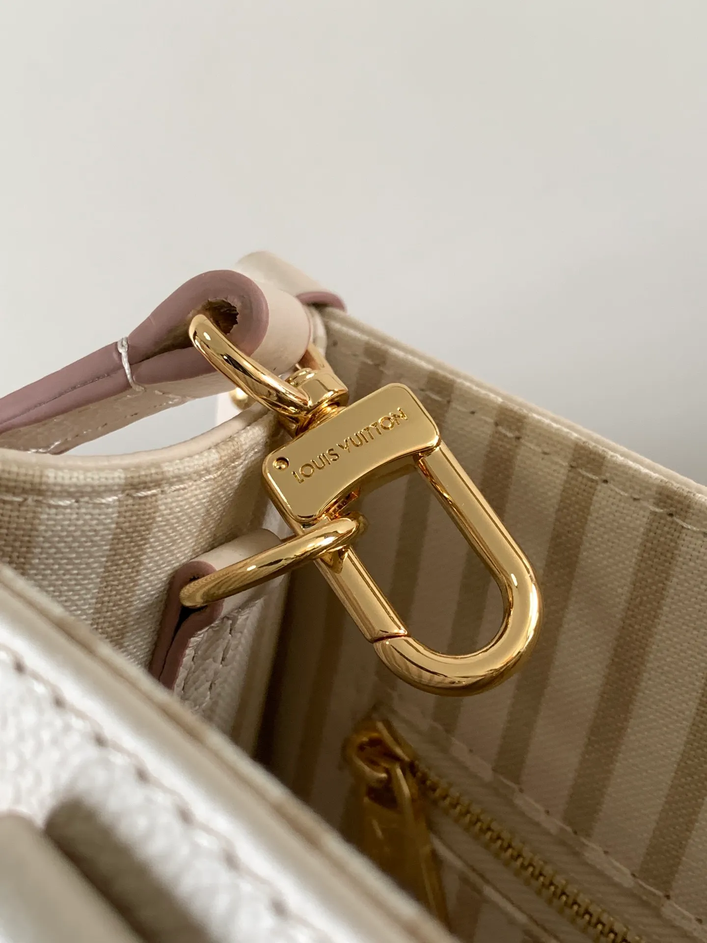 All categories Official website "Brand Women's Bags" Women's Bags 💙 LV 2026 new LV hand-held crossbody bag