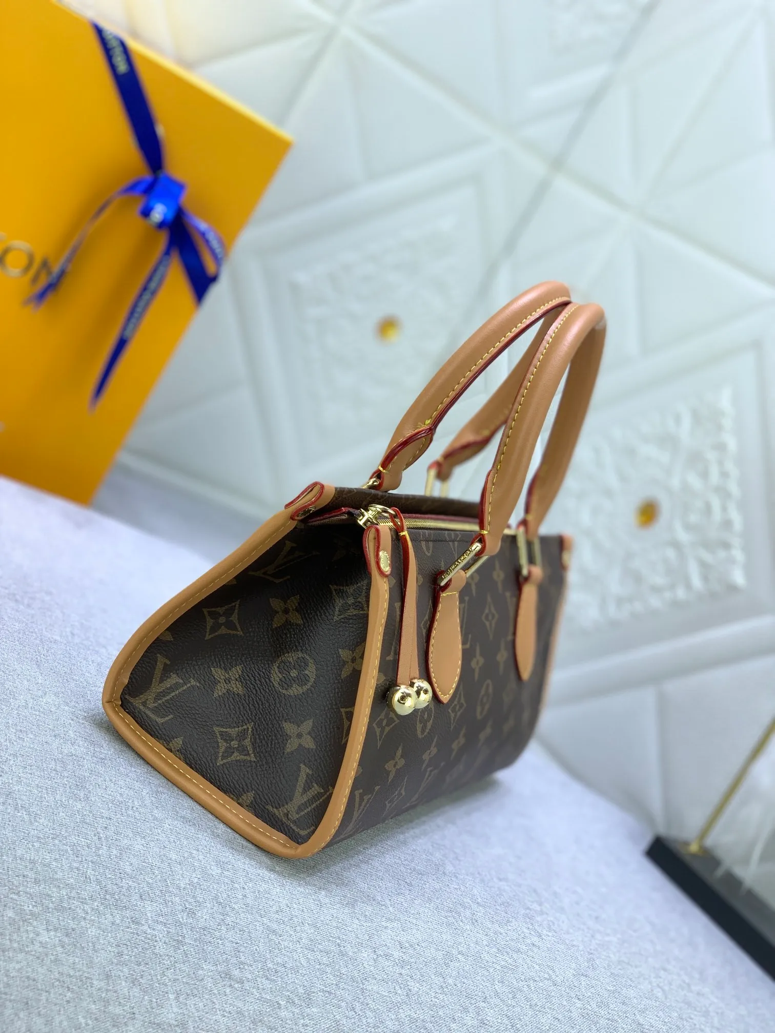 All Categories Official Website "Brand Women's Bags" Women's Bags 💙 LV upgraded original version 💕 Medieval series gold ball triangle bag 💕 Wang Ou's same gold ball triangle bag, Popincourt Haut small gold ball, this bag is full of design, the side is triangular, and the zipper is equipped with two small gold balls, commonly known as the small gold ball bag, the portable style is very grand and reveals an elegant atmosphere, there are also