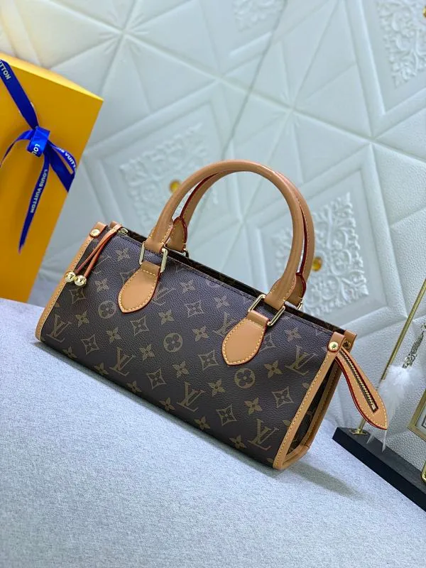 All Categories Official Website "Brand Women's Bags" Women's Bags 💙 LV upgraded original version 💕 Medieval series gold ball triangle bag 💕 Wang Ou's same gold ball triangle bag, Popincourt Haut small gold ball, this bag is full of design, the side is triangular, and the zipper is equipped with two small gold balls, commonly known as the small gold ball bag, the portable style is very grand and reveals an elegant atmosphere, there are also