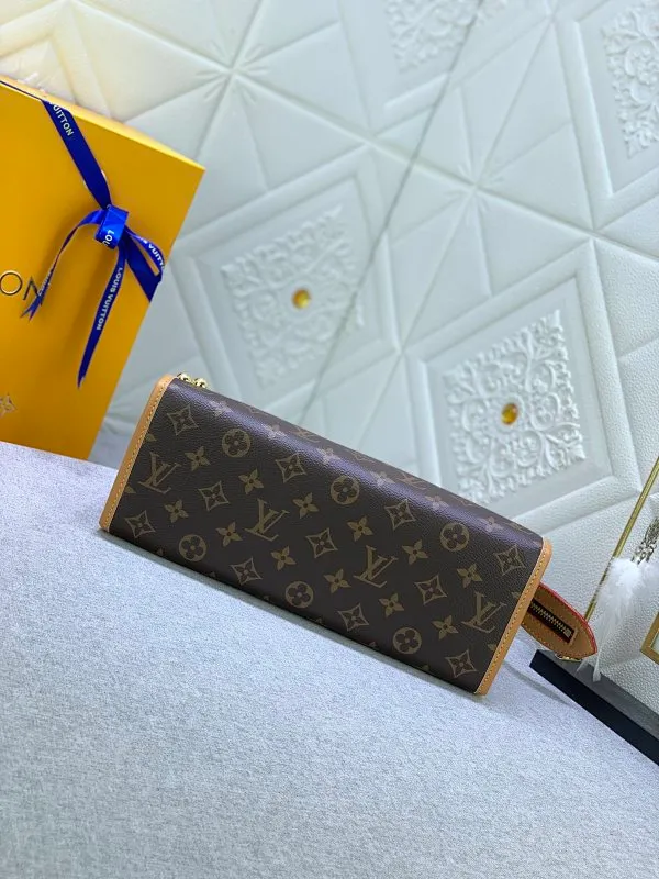 All Categories Official Website "Brand Women's Bags" Women's Bags 💙 LV upgraded original version 💕 Medieval series gold ball triangle bag 💕 Wang Ou's same gold ball triangle bag, Popincourt Haut small gold ball, this bag is full of design, the side is triangular, and the zipper is equipped with two small gold balls, commonly known as the small gold ball bag, the portable style is very grand and reveals an elegant atmosphere, there are also