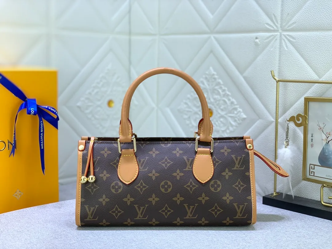 All Categories Official Website "Brand Women's Bags" Women's Bags 💙 LV upgraded original version 💕 Medieval series gold ball triangle bag 💕 Wang Ou's same gold ball triangle bag, Popincourt Haut small gold ball, this bag is full of design, the side is triangular, and the zipper is equipped with two small gold balls, commonly known as the small gold ball bag, the portable style is very grand and reveals an elegant atmosphere, there are also