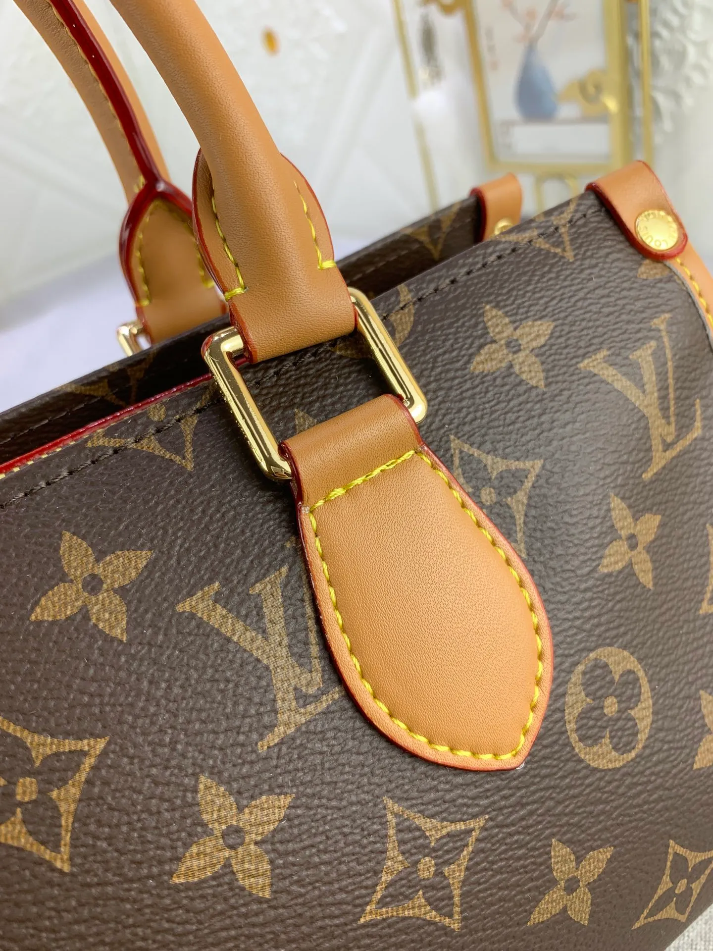 All Categories Official Website "Brand Women's Bags" Women's Bags 💙 LV upgraded original version 💕 Medieval series gold ball triangle bag 💕 Wang Ou's same gold ball triangle bag, Popincourt Haut small gold ball, this bag is full of design, the side is triangular, and the zipper is equipped with two small gold balls, commonly known as the small gold ball bag, the portable style is very grand and reveals an elegant atmosphere, there are also
