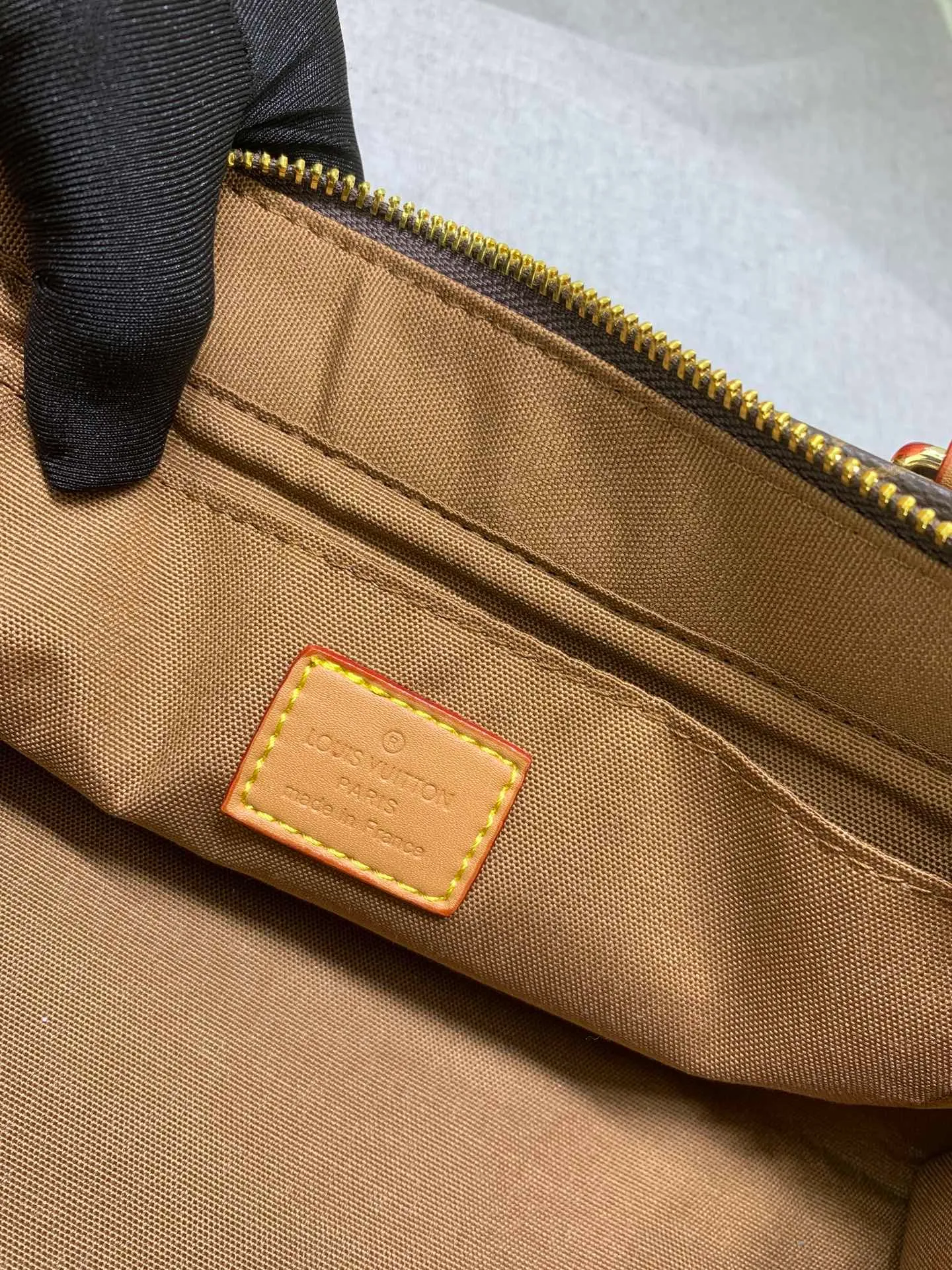 All Categories Official Website "Brand Women's Bags" Women's Bags 💙 LV upgraded original version 💕 Medieval series gold ball triangle bag 💕 Wang Ou's same gold ball triangle bag, Popincourt Haut small gold ball, this bag is full of design, the side is triangular, and the zipper is equipped with two small gold balls, commonly known as the small gold ball bag, the portable style is very grand and reveals an elegant atmosphere, there are also