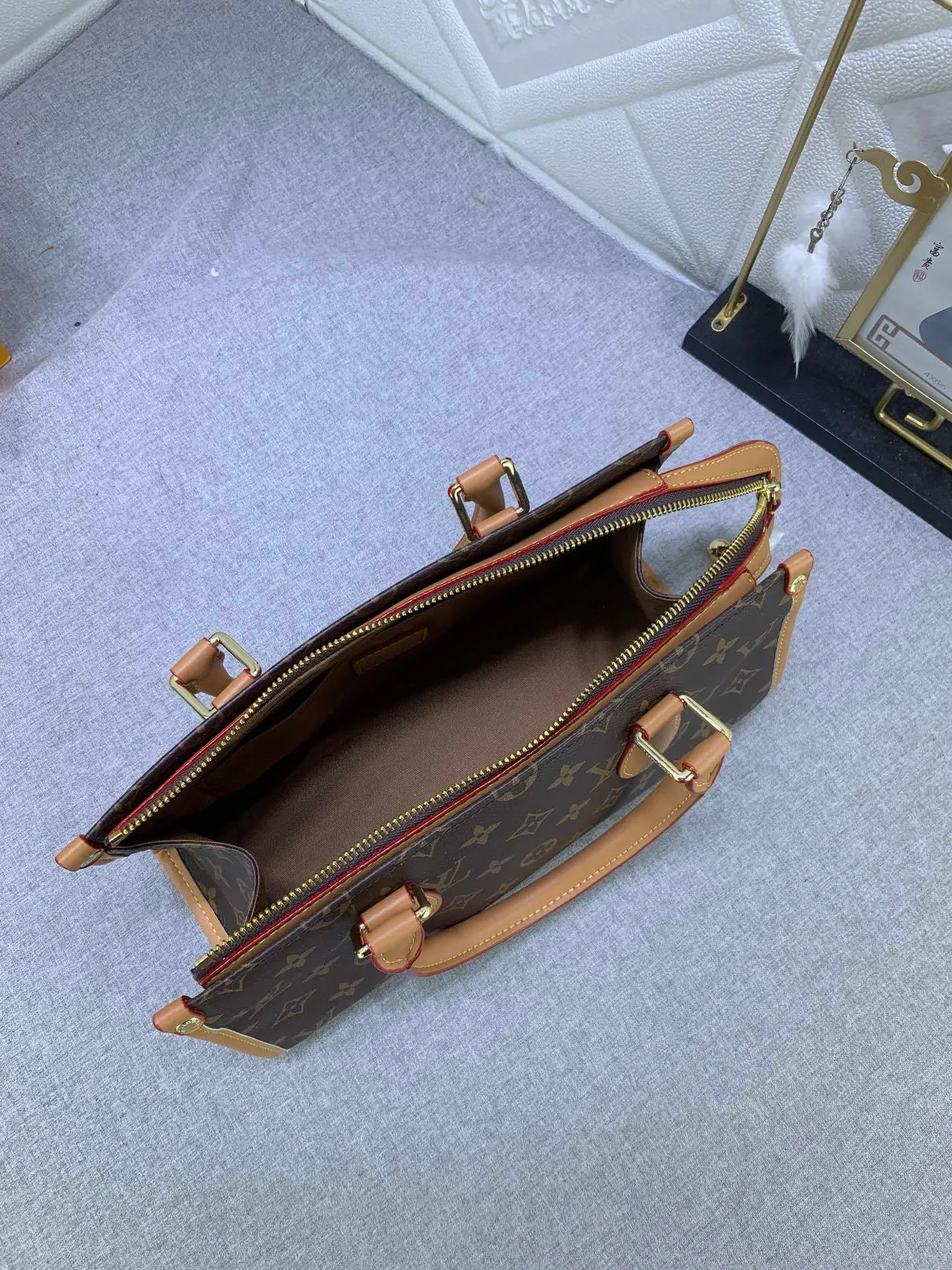 All Categories Official Website "Brand Women's Bags" Women's Bags 💙 LV upgraded original version 💕 Medieval series gold ball triangle bag 💕 Wang Ou's same gold ball triangle bag, Popincourt Haut small gold ball, this bag is full of design, the side is triangular, and the zipper is equipped with two small gold balls, commonly known as the small gold ball bag, the portable style is very grand and reveals an elegant atmosphere, there are also