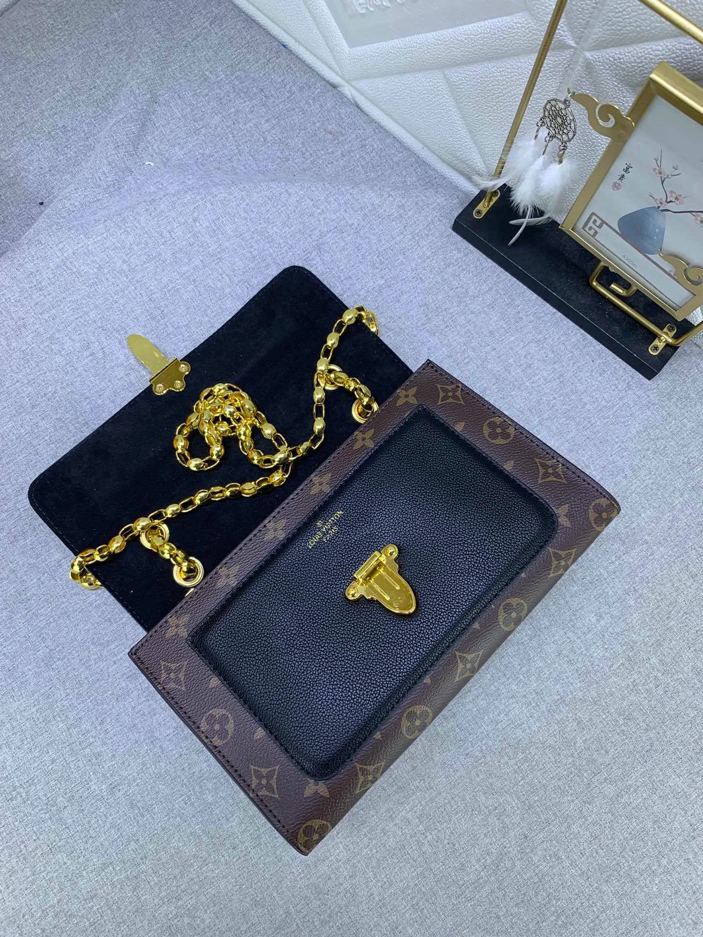 All Categories Official Website "Brand Women's Bags" Women's Bags 💙 LV French custom-made Monogram canvas and exquisite calfskin, top-notch handmade in Taiwan, perfect bottom arc of original order for quality, perfect combination of materials and unique hardware accessories, all investment regardless of cost, single shoulder, hand-held, cross-body all-match must-have style, exquisite crown lock buckle, showing the queen's style