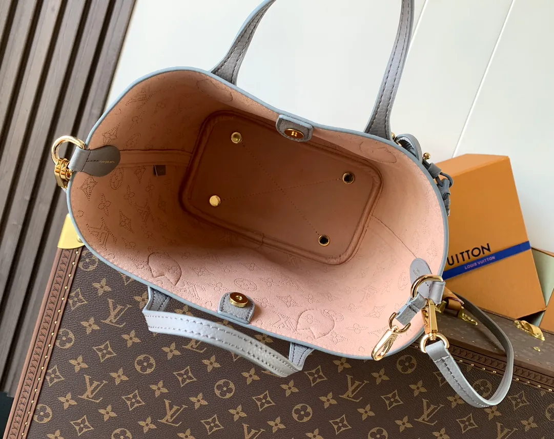 All categories Official website "Brand Women's Bags" Women's Bags 💙 LV 2026 new LV hand-held crossbody bag