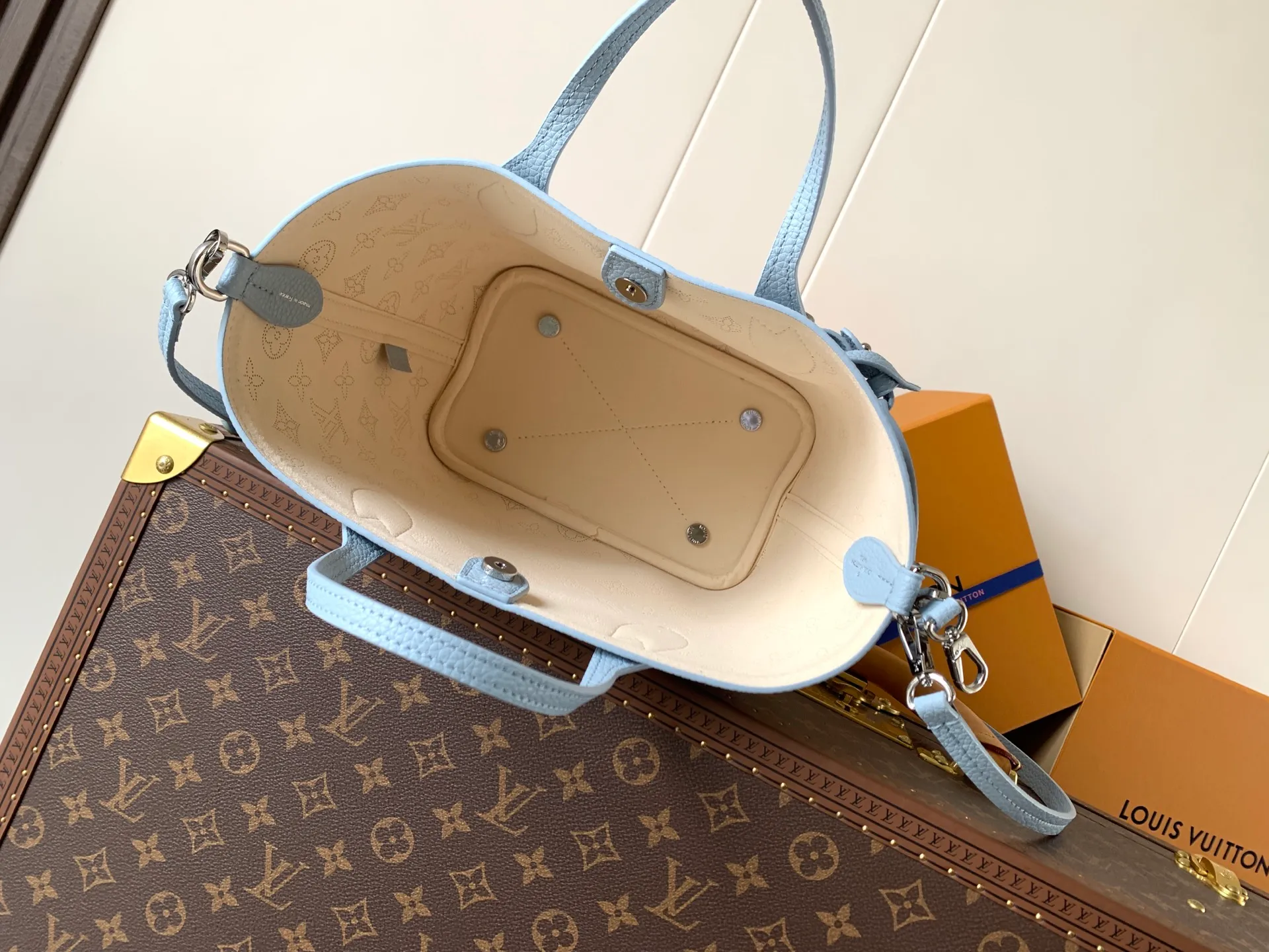 All categories Official website "Brand Women's Bags" Women's Bags 💙 LV 2026 new LV hand-held crossbody bag