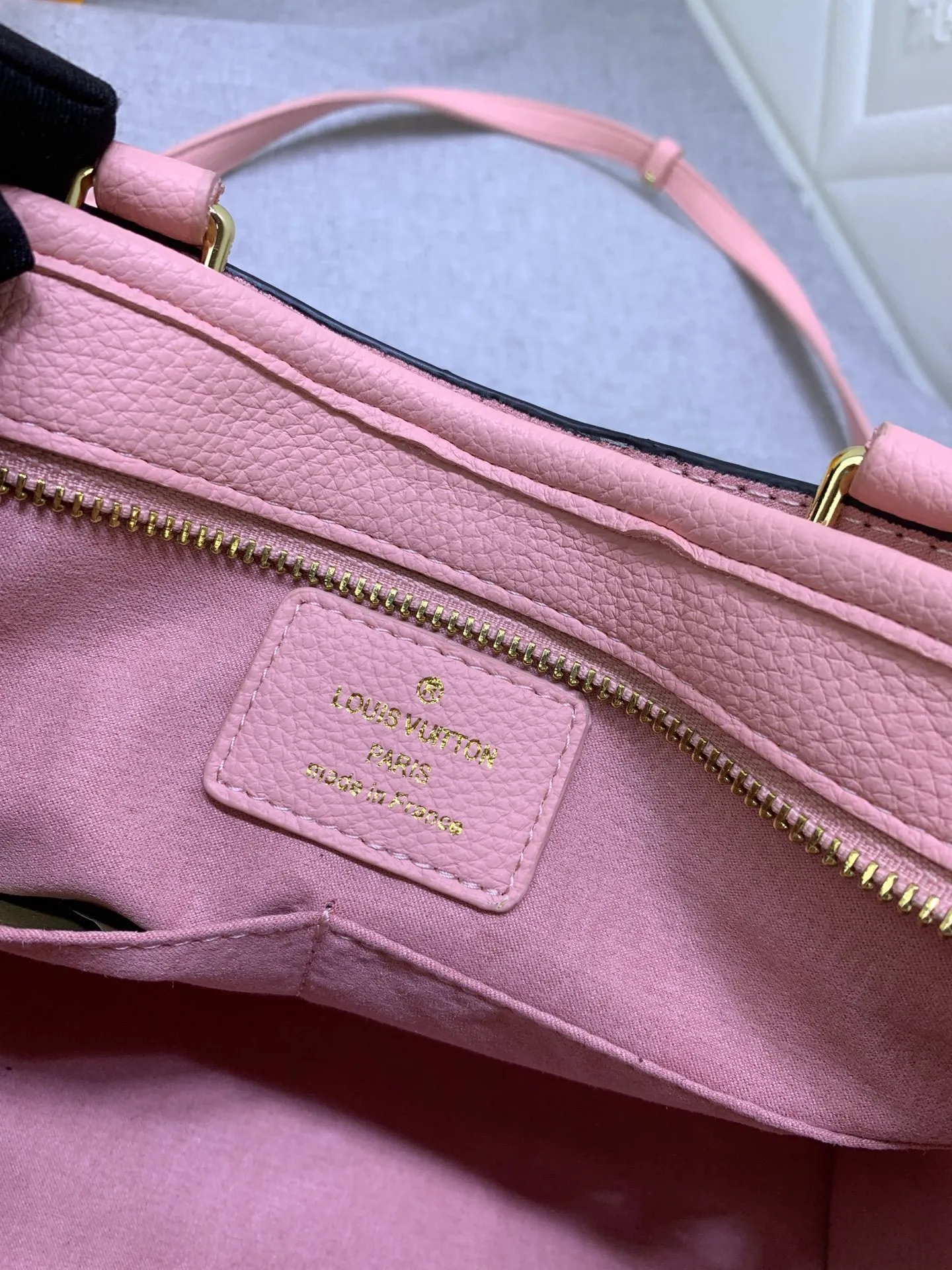 All categories Official website "Brand Women's Bags" Women's Bags 💙 LV upgrades the original Popincourt handbag with a fashionable new attitude. This contemporary tote in single-frame canvas and natural leather trim offers effortless style and impeccable functionality. Size: 32-21-13cm