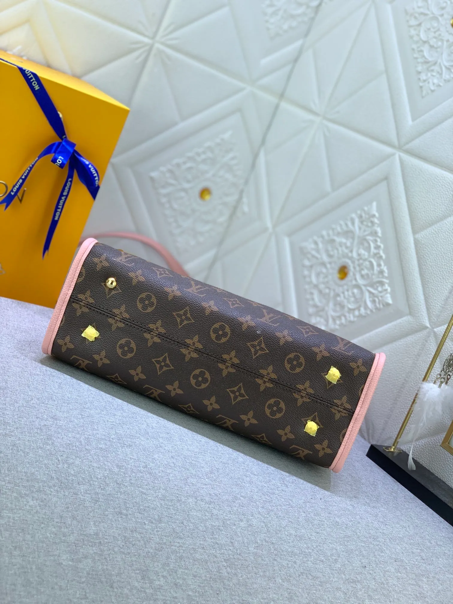 All categories Official website "Brand Women's Bags" Women's Bags 💙 LV upgrades the original Popincourt handbag with a fashionable new attitude. This contemporary tote in single-frame canvas and natural leather trim offers effortless style and impeccable functionality. Size: 32-21-13cm