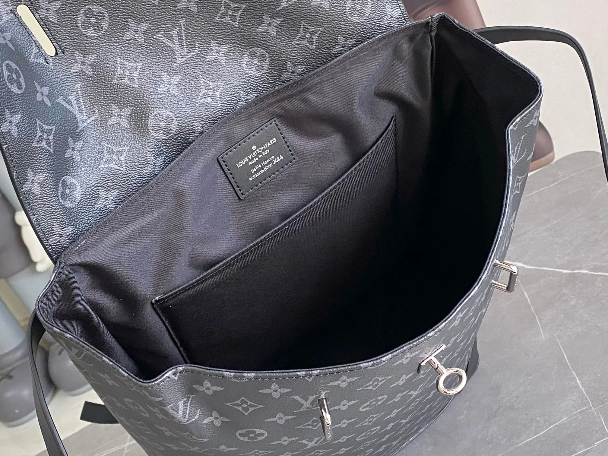 All categories 💚 Authentic bags 💚 LV LV classic backpack