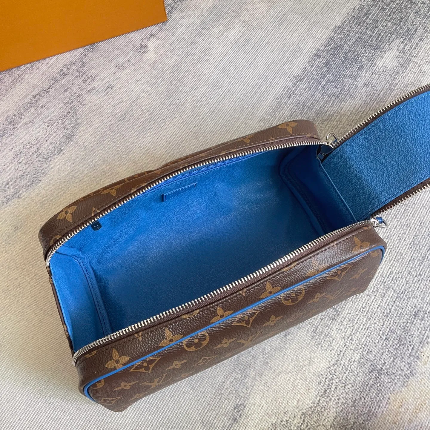 All categories Official website "Brand Women's Bags" Women's Bags 💙 LV 2025 new LV toiletry bag