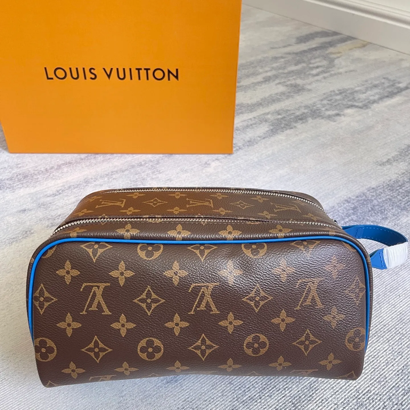 All categories Official website "Brand Women's Bags" Women's Bags 💙 LV 2025 new LV toiletry bag