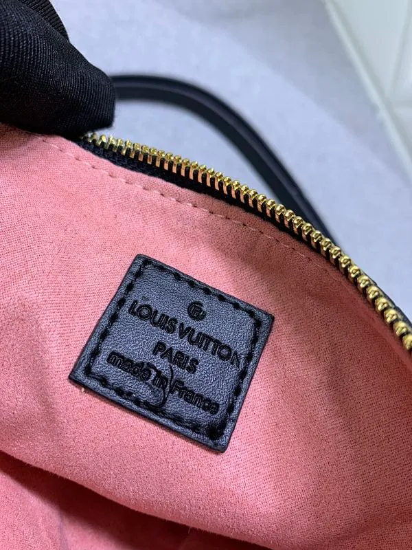 All categories Official website "Brand Women's Bags" Women's Bags 💙 LV Coussin BB handbags made a splash at the 2021 spring and summer fashion show. Monogram embossed puffy sheepskin creates a pillow-shaped structure that brings an edgy edge to a simple design. It can be worn cross-body using the shoulder strap or transformed into a chain baguette bag, or can be carried under the arm. Detailed features 20 x 16