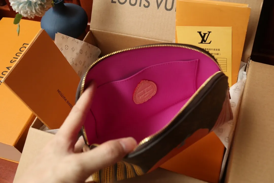 All Categories Official Website "Brand Women's Bags" Women's Bags 💙 LV 2024 New LV Cosmetic Bag