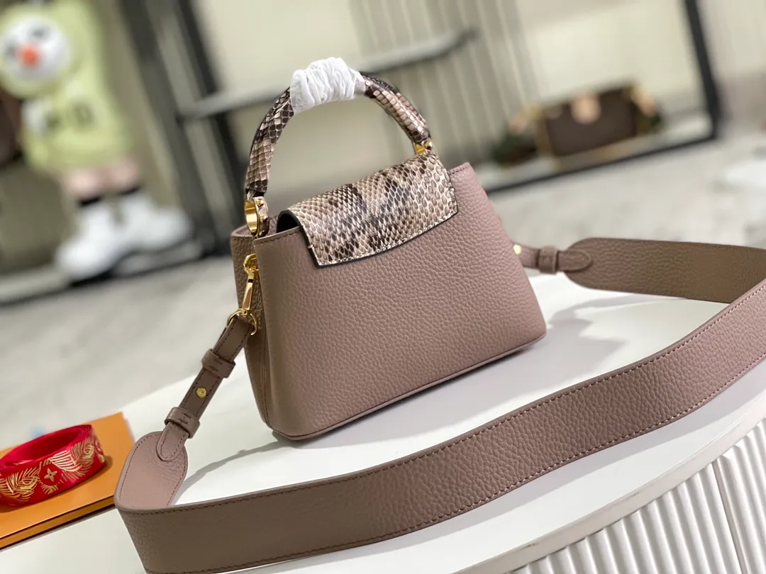 All Categories 💚 Authentic Grade Bags 💚 LV 2026 New LV Top Replica Crossbody Shoulder Bag