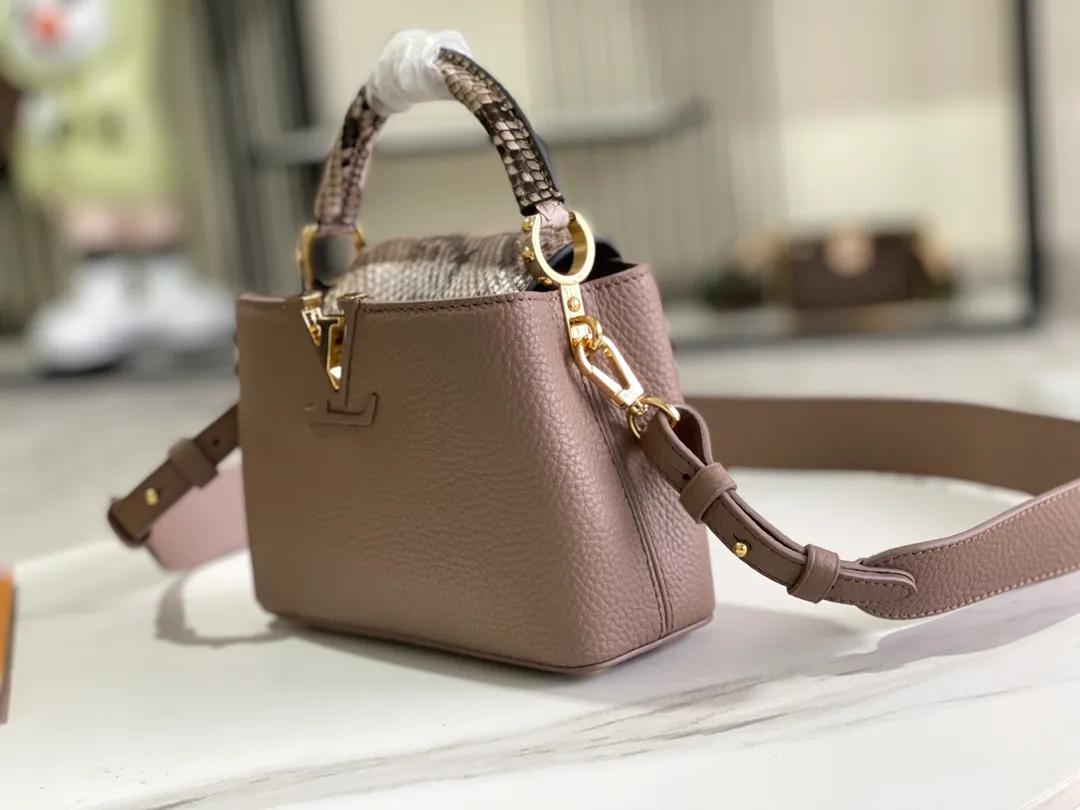 All Categories 💚 Authentic Grade Bags 💚 LV 2026 New LV Top Replica Crossbody Shoulder Bag