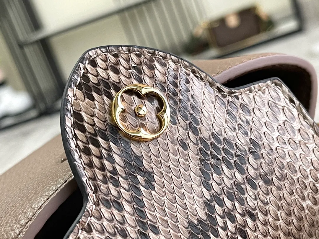 All Categories 💚 Authentic Grade Bags 💚 LV 2026 New LV Top Replica Crossbody Shoulder Bag