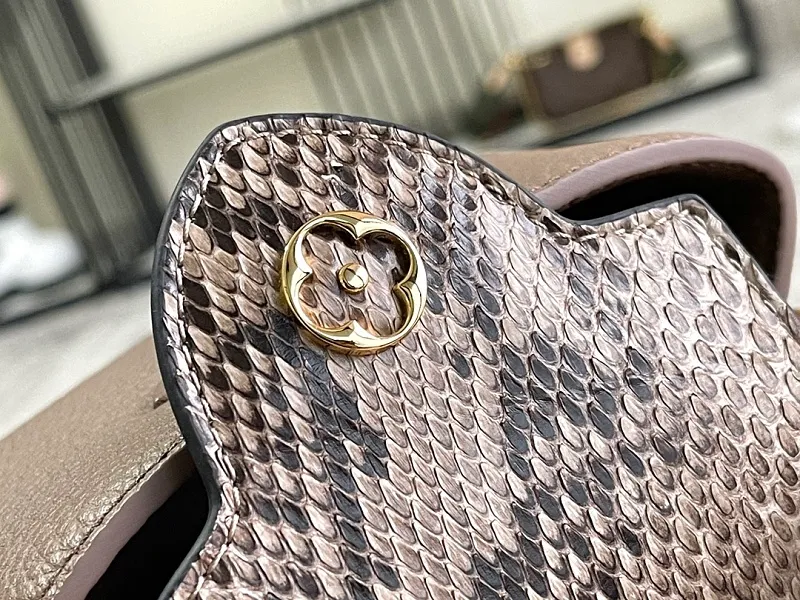 All Categories 💚 Authentic Grade Bags 💚 LV 2026 New LV Top Replica Crossbody Shoulder Bag