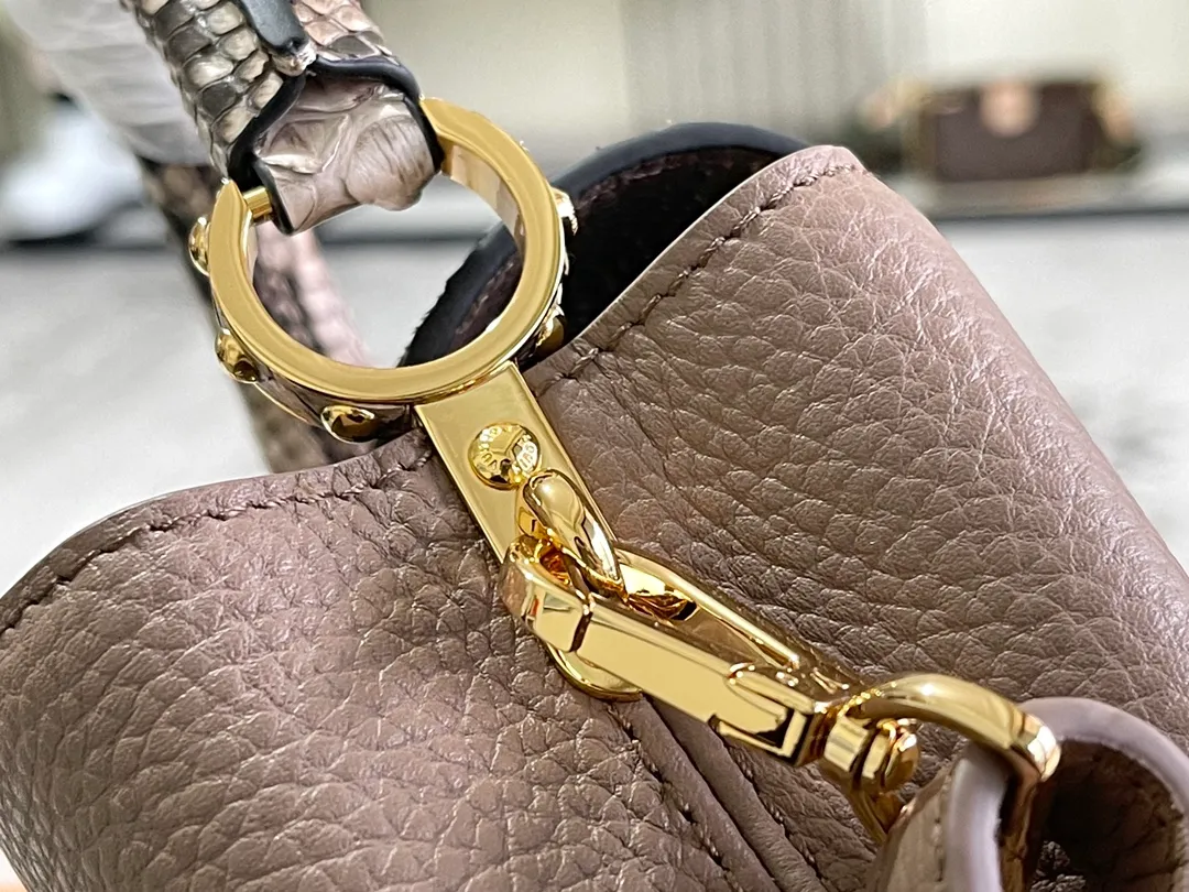 All Categories 💚 Authentic Grade Bags 💚 LV 2026 New LV Top Replica Crossbody Shoulder Bag