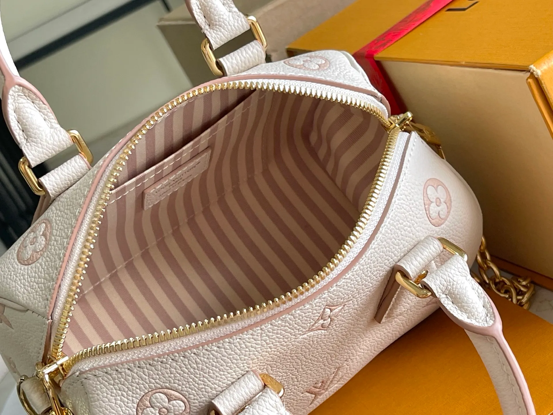 All Categories 💚 Authentic Grade Bags 💚 LV 2026 New LV Top Replica Crossbody Shoulder Bag