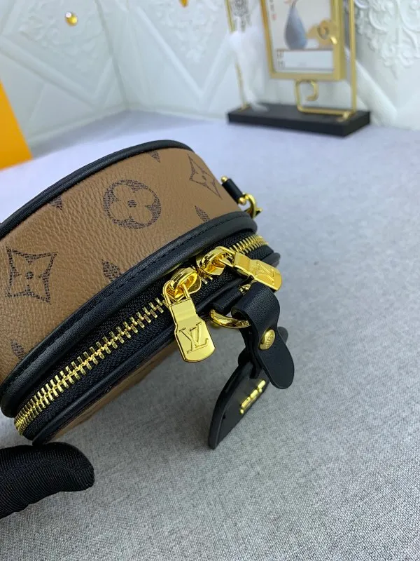 All Categories Official Website "Brand Women's Bags" Women's Bags 💙 LV MMmini Boite Chapeau handbag is made of Monogram coated canvas and decorated with Malletage quilted lining, paying tribute to the brand's traditional details. The zip opens to reveal a sophisticated interior with a large accordion compartment. Detachable shoulder strap allows for a shoulder-wearing experience. size