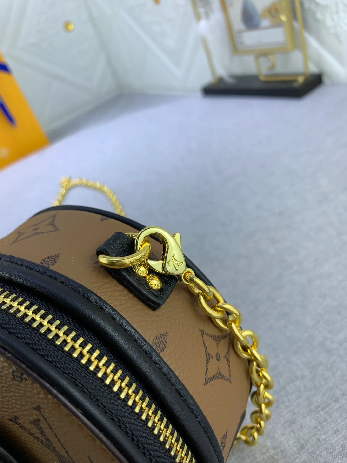 All Categories Official Website "Brand Women's Bags" Women's Bags 💙 LV MMmini Boite Chapeau handbag is made of Monogram coated canvas and decorated with Malletage quilted lining, paying tribute to the brand's traditional details. The zip opens to reveal a sophisticated interior with a large accordion compartment. Detachable shoulder strap allows for a shoulder-wearing experience. size