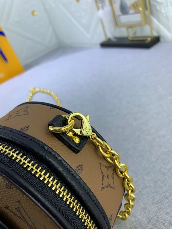 All Categories Official Website "Brand Women's Bags" Women's Bags 💙 LV MMmini Boite Chapeau handbag is made of Monogram coated canvas and decorated with Malletage quilted lining, paying tribute to the brand's traditional details. The zip opens to reveal a sophisticated interior with a large accordion compartment. Detachable shoulder strap allows for a shoulder-wearing experience. size