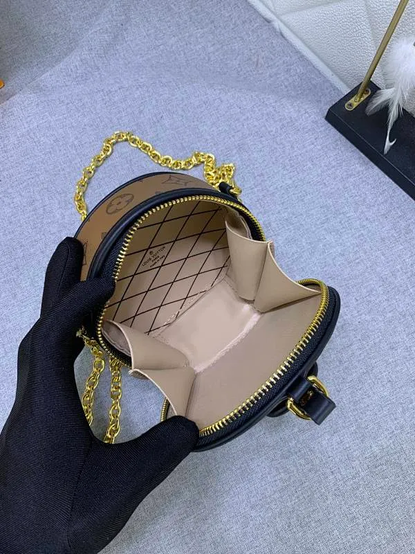 All Categories Official Website "Brand Women's Bags" Women's Bags 💙 LV MMmini Boite Chapeau handbag is made of Monogram coated canvas and decorated with Malletage quilted lining, paying tribute to the brand's traditional details. The zip opens to reveal a sophisticated interior with a large accordion compartment. Detachable shoulder strap allows for a shoulder-wearing experience. size