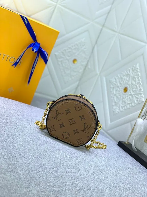 All Categories Official Website "Brand Women's Bags" Women's Bags 💙 LV MMmini Boite Chapeau handbag is made of Monogram coated canvas and decorated with Malletage quilted lining, paying tribute to the brand's traditional details. The zip opens to reveal a sophisticated interior with a large accordion compartment. Detachable shoulder strap allows for a shoulder-wearing experience. size