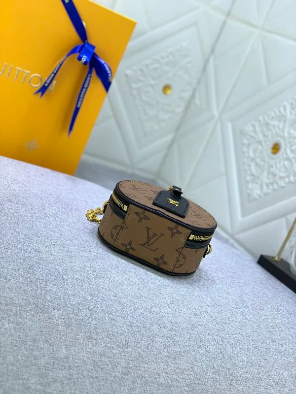 All Categories Official Website "Brand Women's Bags" Women's Bags 💙 LV MMmini Boite Chapeau handbag is made of Monogram coated canvas and decorated with Malletage quilted lining, paying tribute to the brand's traditional details. The zip opens to reveal a sophisticated interior with a large accordion compartment. Detachable shoulder strap allows for a shoulder-wearing experience. size